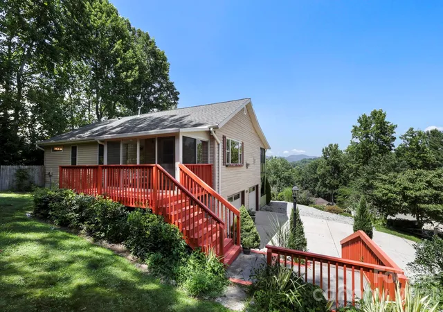 Homes for sale in Hendersonville, NC | 81 Chestnut Ln, Hendersonville, NC 28792 | MLS# 4401616