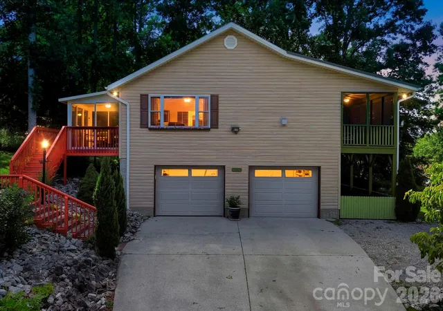 Homes for sale in Hendersonville, NC | 81 Chestnut Ln, Hendersonville, NC 28792 | MLS# 4401616