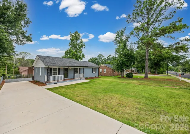 Photo 2 of Sale Pending at 462 S Heckle Blvd, Rock Hill, SC 29730 | MLS# 4401618 | Listing updated on 2026-10-07
