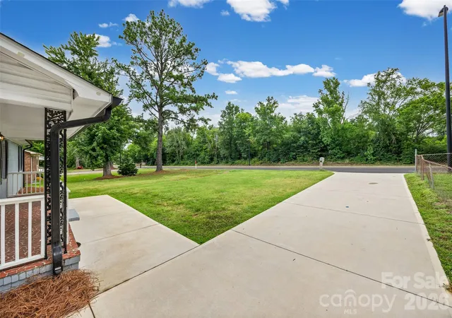 Photo 3 of Sale Pending at 462 S Heckle Blvd, Rock Hill, SC 29730 | MLS# 4401618 | Listing updated on 2026-10-07