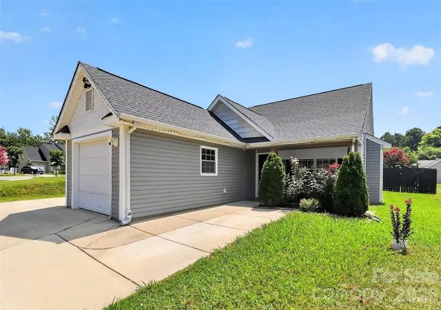 Photo 1 of Single family home for sale at 6033 Mary Blair Ln, Charlotte, NC 28214 | MLS# 4401622 | Listing updated on 2026-08-23