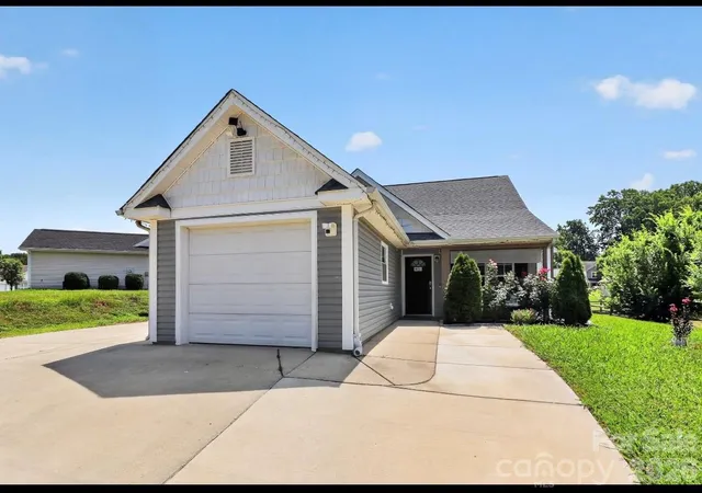 Photo 2 of Single family home for sale at 6033 Mary Blair Ln, Charlotte, NC 28214 | MLS# 4401622 | Listing updated on 2026-08-23