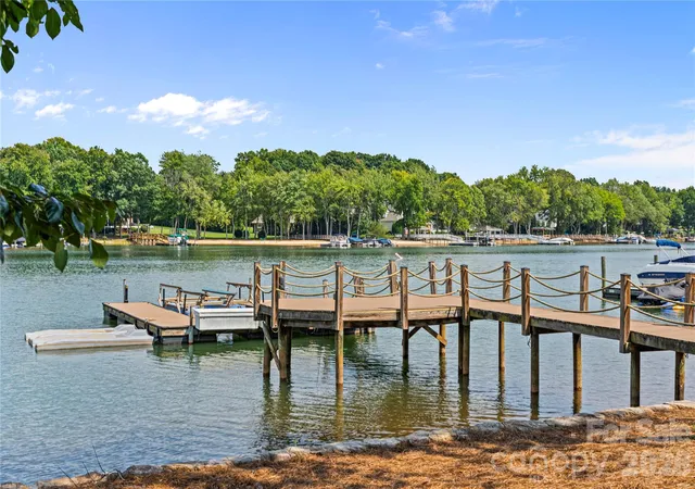 Photo 3 of Single family home for sale at 101 S Longfellow Ln, Mooresville, NC 28117 | MLS# 4401634 | Listing updated on 2026-10-03