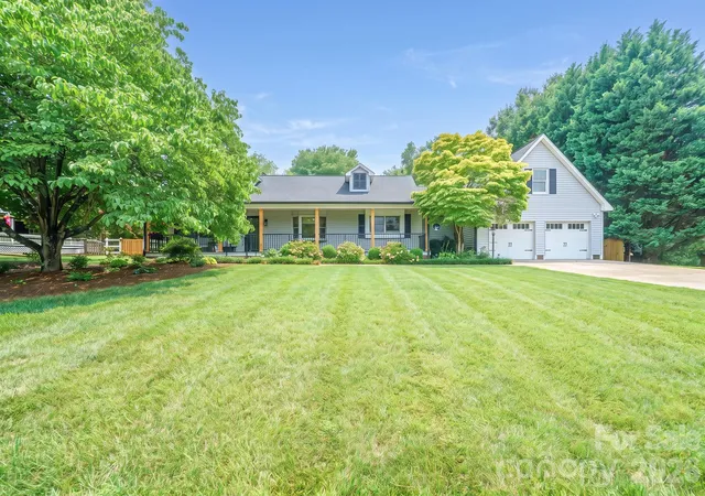 Photo 3 of Single family home for sale at 567 Canvasback Rd, Mooresville, NC 28117 | MLS# 4401725 | Listing updated on 2026-08-21