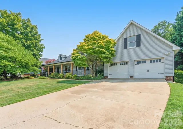 Photo 3 of Single family home for sale at 567 Canvasback Rd, Mooresville, NC 28117 | MLS# 4401725 | Listing updated on 2026-08-21