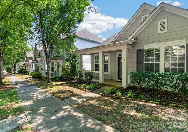 Photo 3 of Single family home for sale at 17620 Harbor Walk Dr, Cornelius, NC 28031 | MLS# 4401735 | Listing updated on 2026-08-31