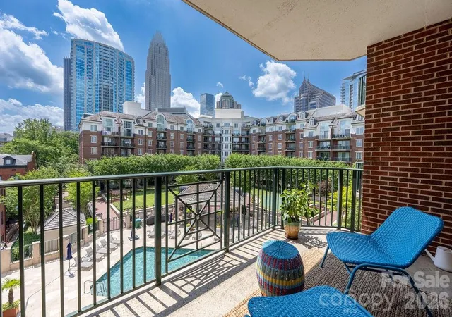 1st image of 300 W 5Th St, Charlotte, NC 28202