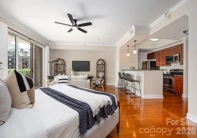 3rd image of 300 W 5Th St, Charlotte, NC 28202