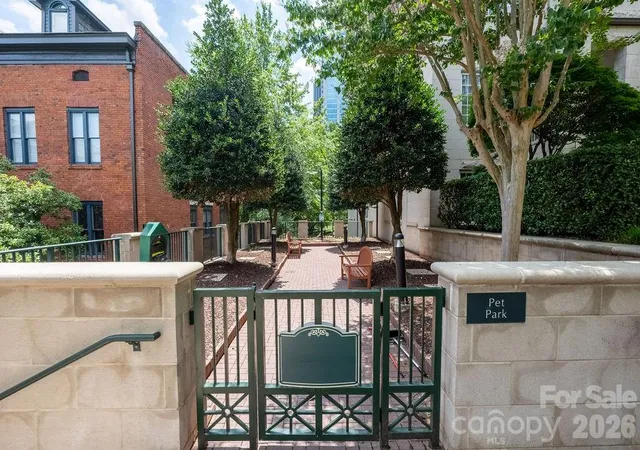 2nd image of 300 W 5Th St, Charlotte, NC 28202