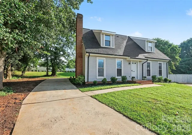 Photo 3 of Single family home for sale at 6739 Old Meadow Rd, Charlotte, NC 28227 | MLS# 4401893 | Listing updated on 2026-09-16