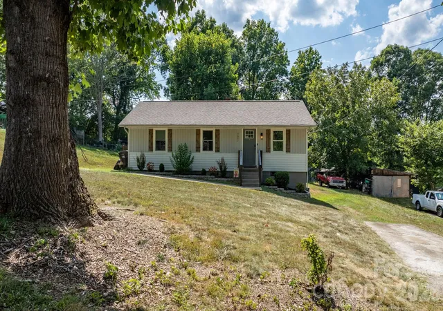 Homes for sale in Lenoir, NC | 3691 Vantage Heights Cir, Lenoir, NC 28645 | MLS# 4401911