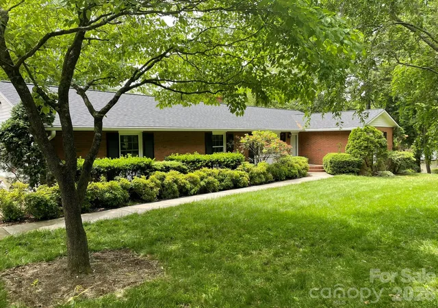Photo 2 of Single family home for sale at 38 Westridge Dr, Asheville, NC 28803 | MLS# 4401968 | Listing updated on 2026-09-26