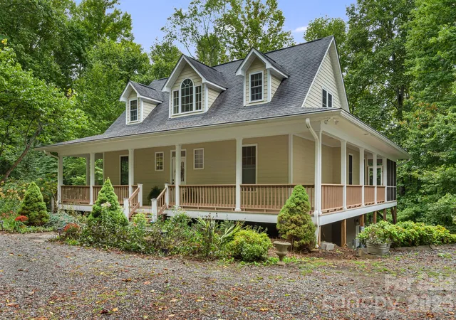 Photo 3 of Single family home for sale at 95 Ashworth Dr, Fairview, NC 28730 | MLS# 4402012 | Listing updated on 2026-10-06