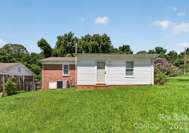 Photo 4 of Single family home for sale at 4723 Northaven Dr, Charlotte, NC 28206 | MLS# 4402019 | Listing updated on 2026-08-09