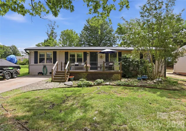 Photo 1 of Single family home for sale at 21013 Entrada Dr, Cornelius, NC 28031 | MLS# 4402041 | Listing updated on 2026-09-03