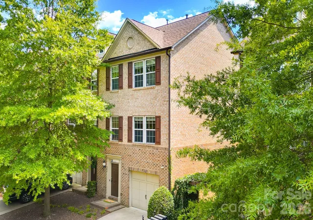 Photo 2 of Townhouse for sale at 225 Lincoln St, Charlotte, NC 28203 | MLS# 4402085 | Listing updated on 2026-08-10