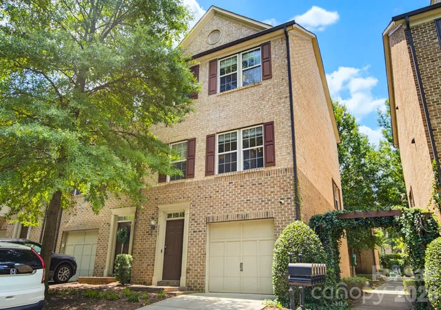 Photo 3 of Townhouse for sale at 225 Lincoln St, Charlotte, NC 28203 | MLS# 4402085 | Listing updated on 2026-08-10