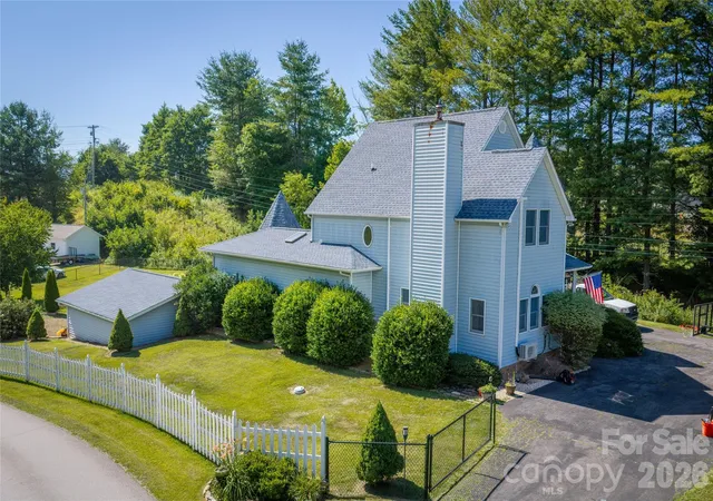 Photo 2 of Single family home for sale at 22 Dogwood Cir, Burnsville, NC 28714 | MLS# 4402092 | Listing updated on 2026-09-18