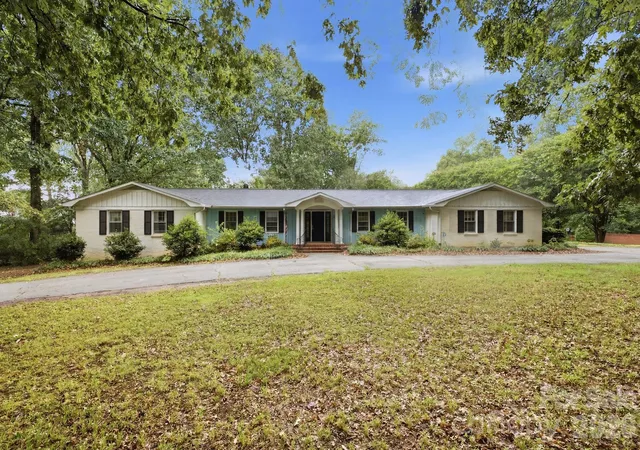Photo 2 of Single family home for sale at 108 Augusta Dr, Statesville, NC 28625 | MLS# 4402103 | Listing updated on 2026-07-13