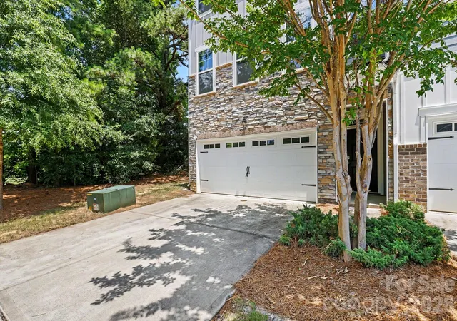Photo 2 of Townhouse for sale at 15124 Holly Run Ln, Charlotte, NC 28277 | MLS# 4402119 | Listing updated on 2026-08-01