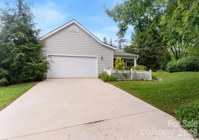 Photo 5 of Single family home for sale at 36 Sheffield Pl, Brevard, NC 28712 | MLS# 4402157 | Listing updated on 2026-07-24