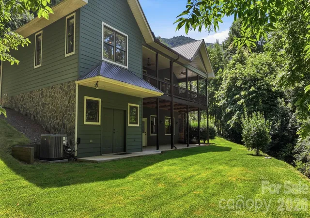 Photo 3 of Single family home for sale at 121 Forest Run Rd, Whittier, NC 28789 | MLS# 4402161 | Listing updated on 2026-08-23