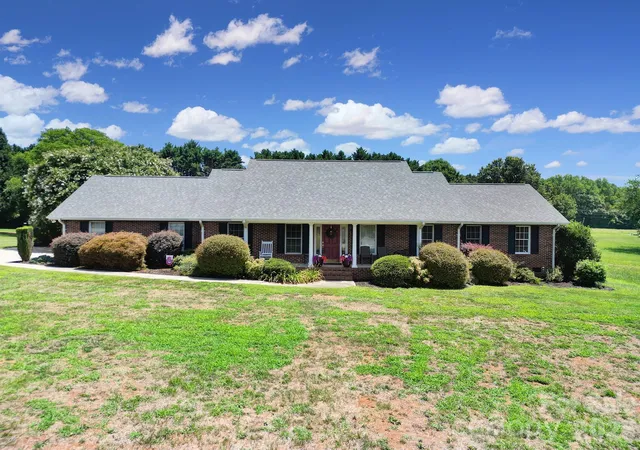 Photo 3 of Single family home for sale at 129 Verna Dr, Statesville, NC 28625 | MLS# 4402171 | Listing updated on 2026-10-07