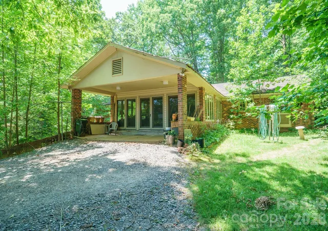 Homes for sale in Newton, NC | 1729 Brentwood Dr, Newton, NC 28658 | MLS# 4402196
