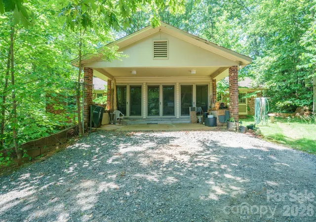Homes for sale in Newton, NC | 1729 Brentwood Dr, Newton, NC 28658 | MLS# 4402196
