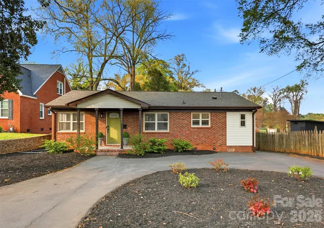 Photo 1 of Single family home for sale at 1642 Washington Ave, Charlotte, NC 28216 | MLS# 4402239 | Listing updated on 2026-09-24