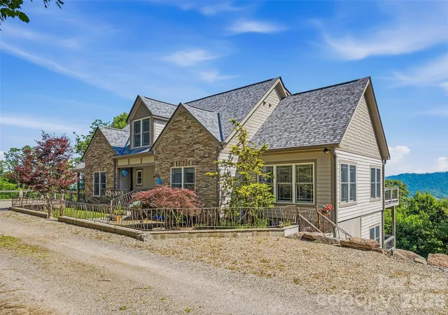 Photo 2 of Single family home for sale at 15 Patton Cir, Asheville, NC 28804 | MLS# 4402292 | Listing updated on 2026-09-18