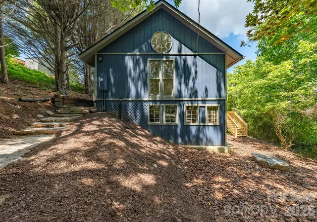 Photo 2 of Single family home for sale at 366 Cabin Holw Dr, Marshall, NC 28753 | MLS# 4402310 | Listing updated on 2026-09-21