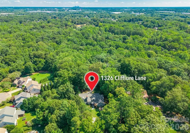 Photo 4 of Single family home for sale at 1326 Clifflure Ln, Fort Mill, SC 29708 | MLS# 4402361 | Listing updated on 2026-09-02