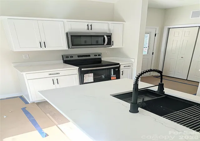 Photo 3 of Single family home for sale at 123 Kingswood Dr, Statesville, NC 28625 | MLS# 4402379 | Listing updated on 2026-08-08