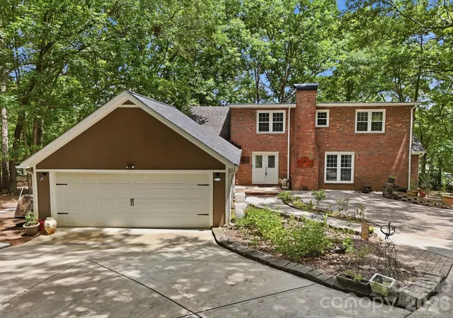 Photo 3 of Single family home for sale at 9475 Man O War Rd, Fort Mill, SC 29707 | MLS# 4402394 | Listing updated on 2026-08-19