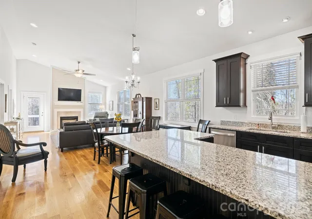 5th image of 82 Summit Cir, Hendersonville, NC 28739 | MLS# 4402447