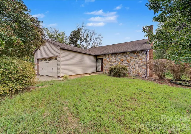 Single family home for sale at 102 Nob Hl Dr, Gaffney, SC 29340 | MLS# 4402449