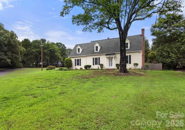 Photo 2 of Single family home for sale at 207 Edgemont Dr, Shelby, NC 28150 | MLS# 4402527 | Listing updated on 2026-08-16