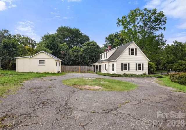 Photo 3 of Single family home for sale at 207 Edgemont Dr, Shelby, NC 28150 | MLS# 4402527 | Listing updated on 2026-08-16