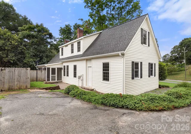 Photo 3 of Single family home for sale at 207 Edgemont Dr, Shelby, NC 28150 | MLS# 4402527 | Listing updated on 2026-08-16