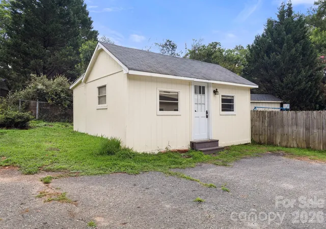 Photo 4 of Single family home for sale at 207 Edgemont Dr, Shelby, NC 28150 | MLS# 4402527 | Listing updated on 2026-08-16