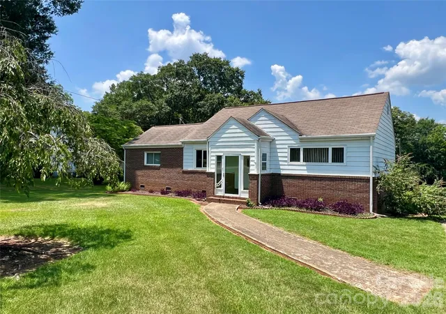 Photo 4 of Single family home for sale at 2307 Mclean St, Gastonia, NC 28054 | MLS# 4402528 | Listing updated on 2026-09-22