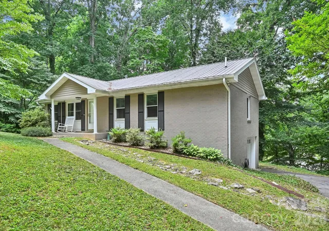 Homes for sale in Etowah, NC | 222 Timberlane Dr, Etowah, NC 28729 | MLS# 4402603