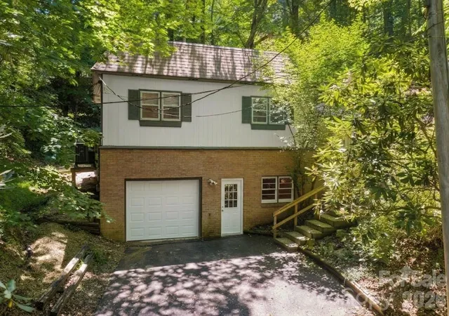 Photo 2 of Single family home for sale at 121 Horseshoe Dr, Boone, NC 28607 | MLS# 4402623 | Listing updated on 2026-07-29