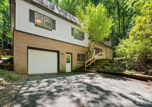 Photo 1 of Single family home for sale at 121 Horseshoe Dr, Boone, NC 28607 | MLS# 4402623 | Listing updated on 2026-07-29