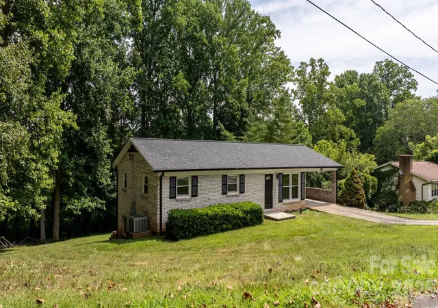 Photo 3 of Single family home for sale at 2428 Cedar Valley Dr, Conover, NC 28613 | MLS# 4402625 | Listing updated on 2026-09-06
