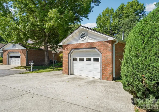 3rd image of 313 Somerton Ct, Hendersonville, NC 28791