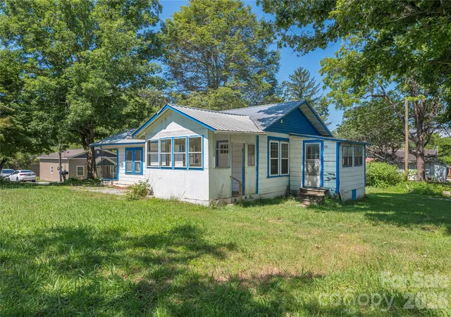 Homes for sale in Hendersonville, NC | 308 Substation St, Hendersonville, NC 28792 | MLS# 4402649