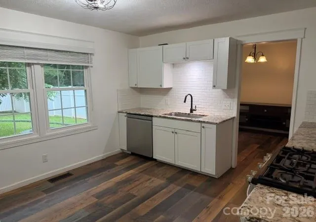 Photo 2 of Single family home for sale at 1376 Glenheath Dr, Hendersonville, NC 28791 | MLS# 4402718 | Listing updated on 2026-09-12