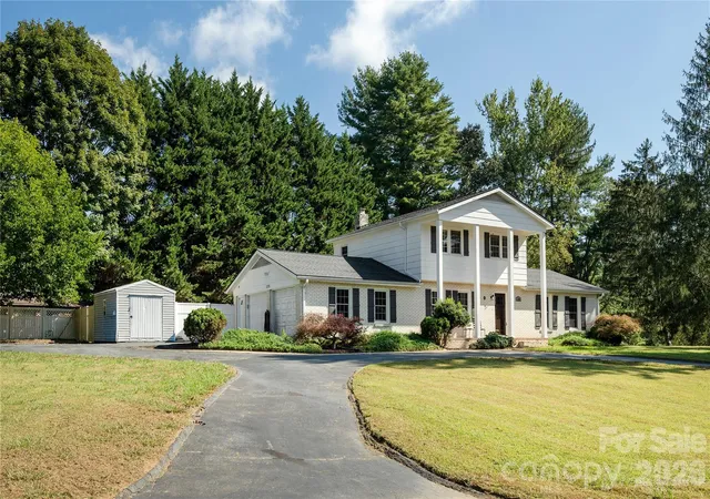 Photo 2 of Single family home for sale at 1376 Glenheath Dr, Hendersonville, NC 28791 | MLS# 4402718 | Listing updated on 2026-09-28